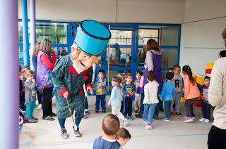 LOS CABEZUDOS VISITAN EL COLE!!