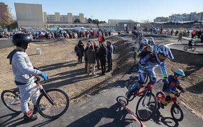 Nuevo pump-track asfaltado, un circuito de saltos para bicicletas adaptado a todos los niveles en Paque Goya